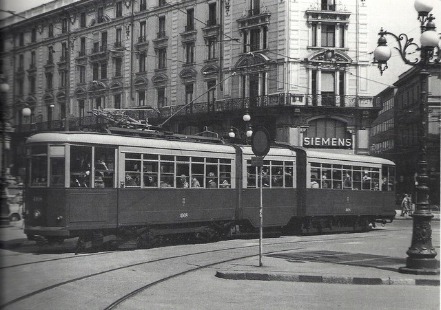 Tram serie 4100 in piazza Cordusio, 1976