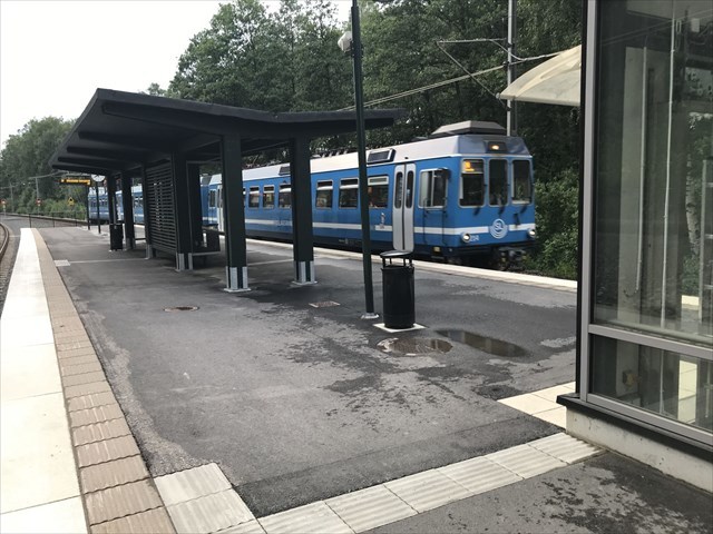Tåg ankommer Hägernäs