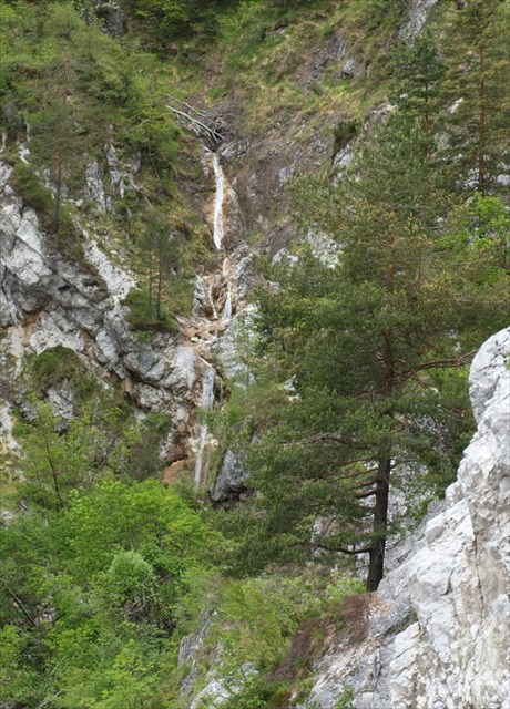  Pogled na gornje slapove s poti na planino Osredek / View on upper falls of the way to Osredek