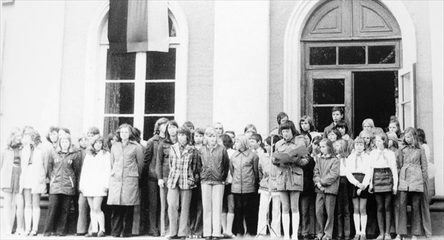 Schulchor-Auftritt vor dem Schloss 1974