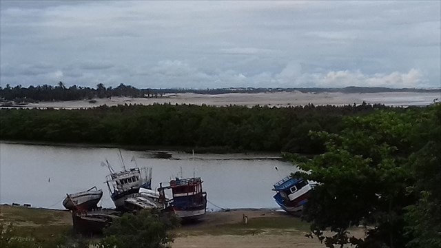 Fishing boats on the banks of the river Curu.