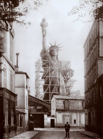La statue de la Liberté dans les ateliers parisiens de la rue de Chazelles