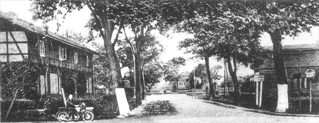 Blick vom Dorfkrug in die Dorfstraße in den 1930ern