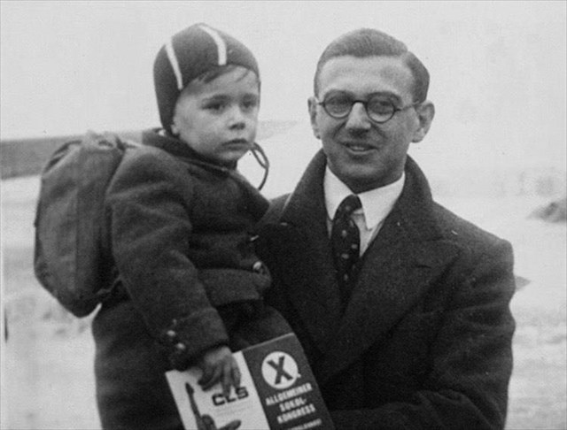 Sir Nicholas Winton with one of the children he rescued.