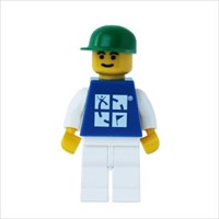 blue-shirt-green-hat-lego_500