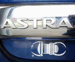 Astranomi ajaa sinisellä autolla