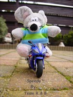 Speedy houdt van motoren. Speedy likes motorcycles