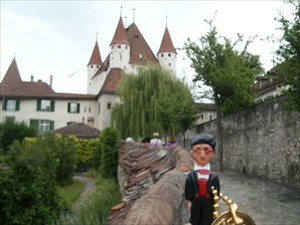 Harry vor dem Schloss Thun