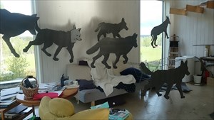 Ulveflokken lengter ut fra Atelier Austmarka