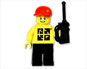 Lego-Cacher Junge mit roter Kappe