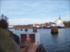 Jonas am Nord-Ostsee-Kanal mit der Levensauer Hochbrücke und einem Containerschiff, in der Nähe von Kiel.