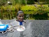 Ausruhen bevor die Reise weitergeht Der kleine Fußballer besucht einen großen Teich in einem schönen Garten in Brandenburg :)