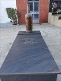 Image for Una gigantesta botella de vino en la tumba de Primitiva y Rafael - Cementerio Marchal - Guadix, Granada, España
