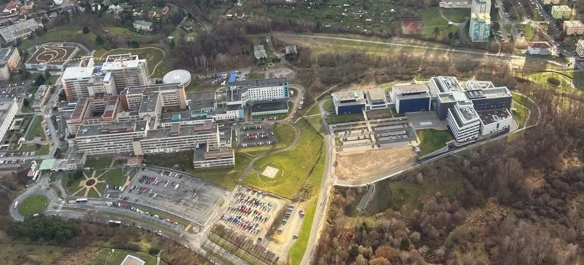 Letecká fotografie areálu Fakultní nemocnice Plzeň - Lochotín a zmíněných budov Univerzity Karlovy.