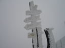 Zima na vrchole - rozcestník na križovatke turistických tratí.