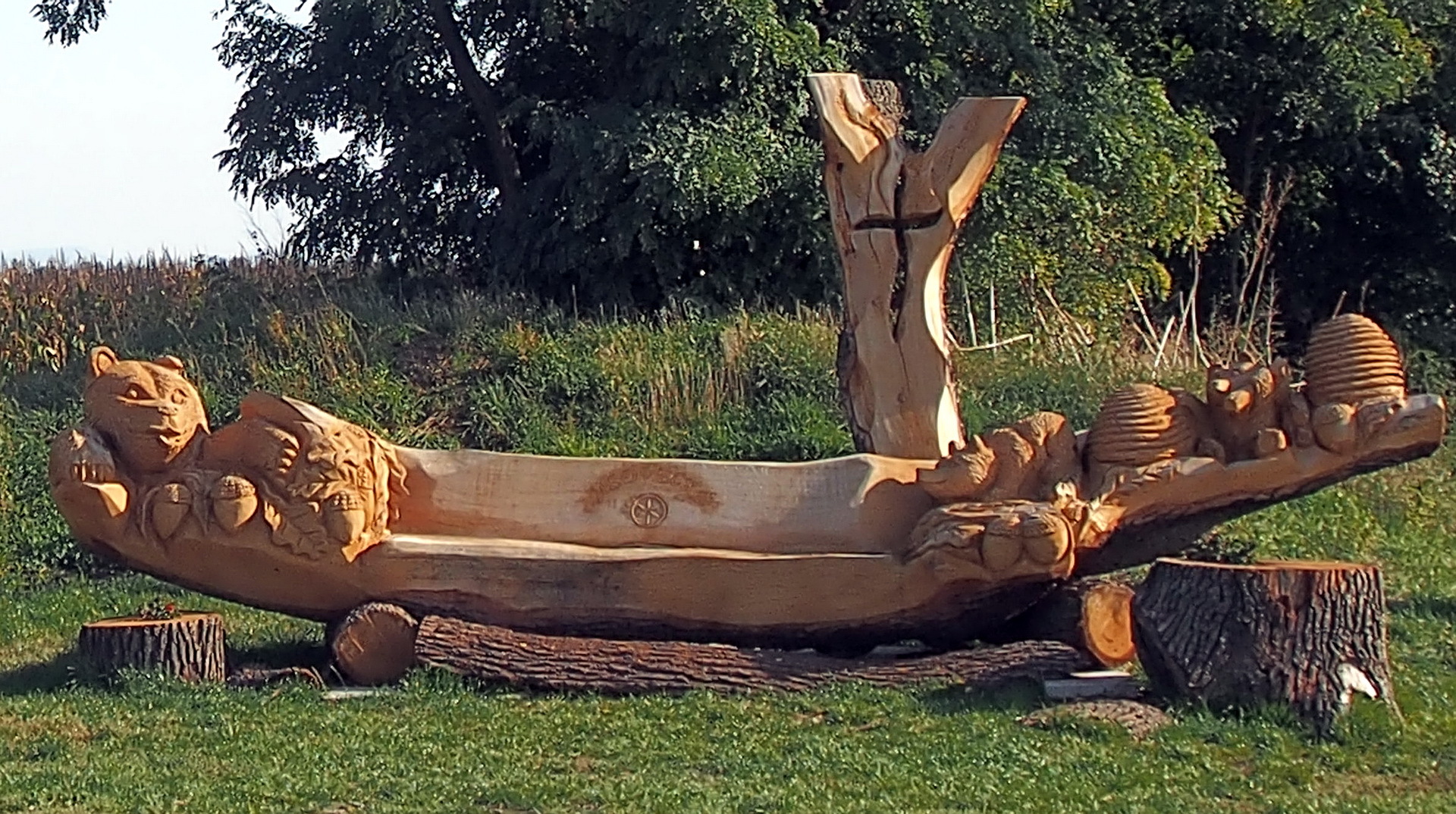 Drevená lavica zo spadnutého duba