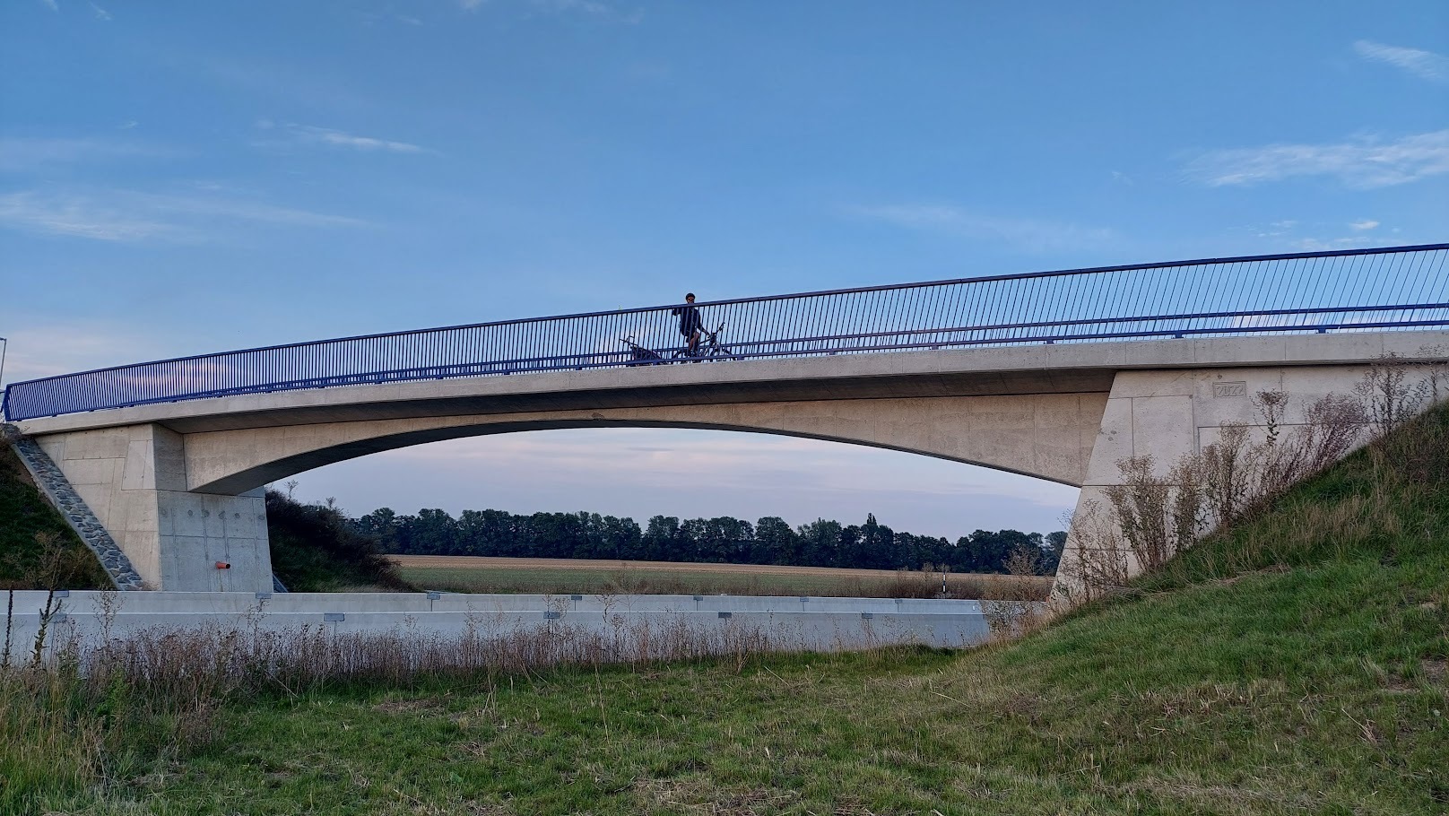 Most přes cyklstezku
