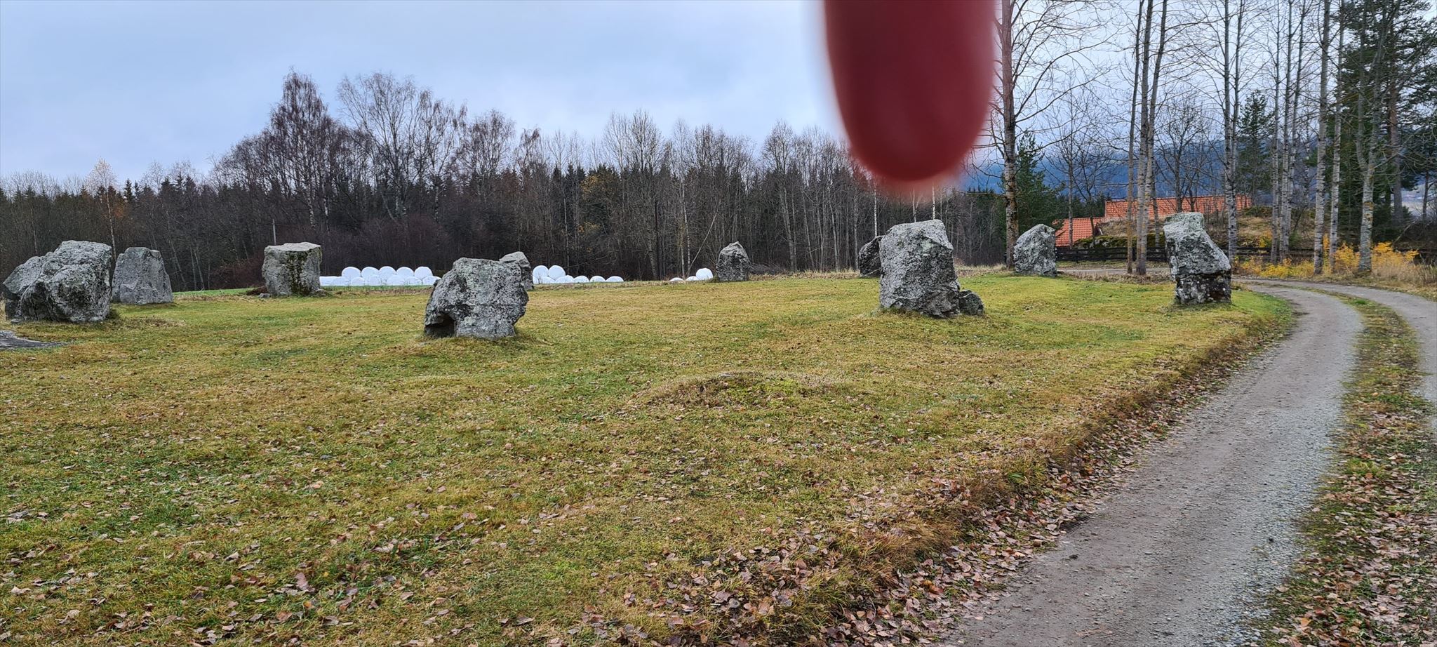 Tolvsteinringen, med en finger som peker på en av steinene