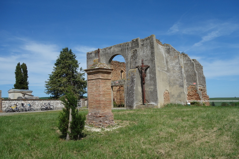 Les quatre murs restants de la petite chapelle de Noïc