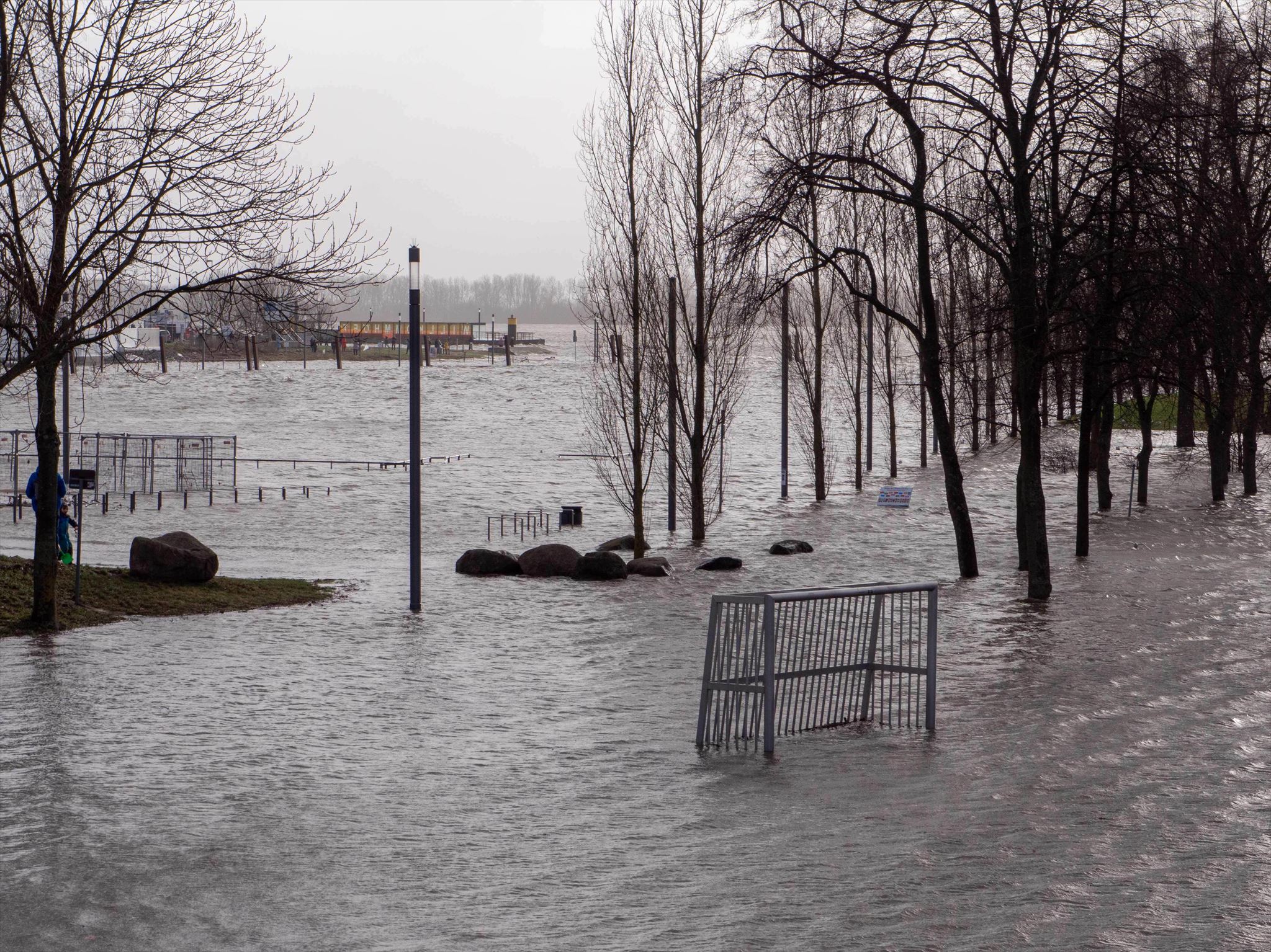 Überfluteter Schuler Hafen und Spielplatz