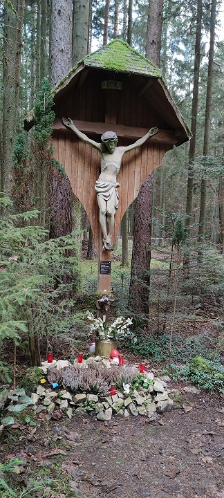 Wegkreuz mit Christusstatue