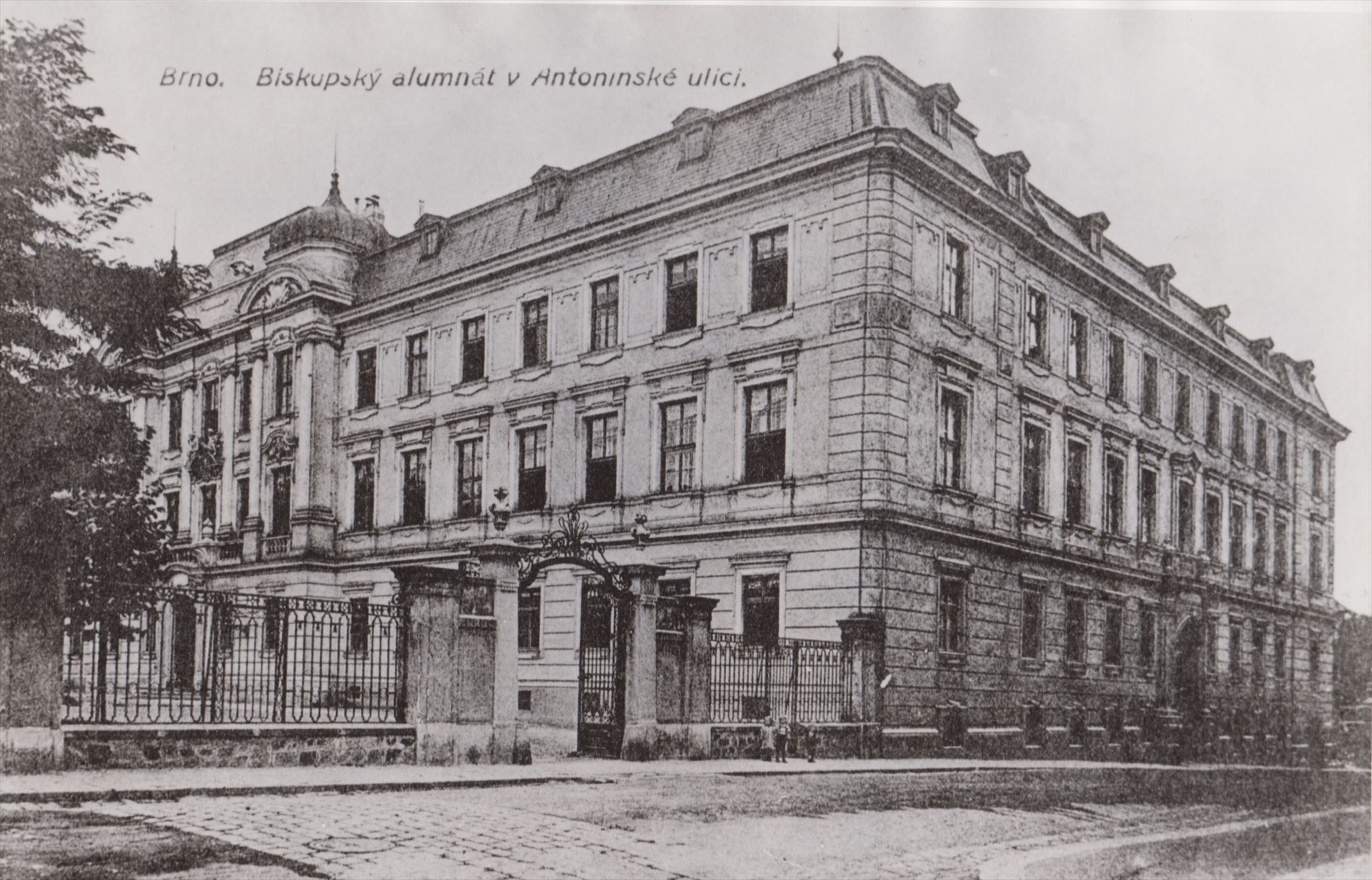 Bývalý alumnát (církevní školský ústav pro chudší děti), sídlo PrF mezi léty 1919 - 1932