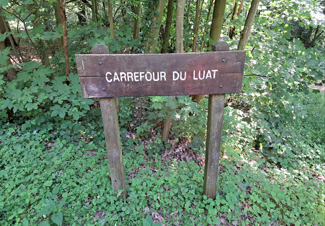 Panneau du carrefour du Luat en bois (vous chauffez pour trouver la cache)