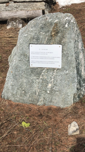 Bild des Tagungssteins(grosser Stein mit gravierter Metallplatte) in dessen Nähe der Cache versteckt liegt